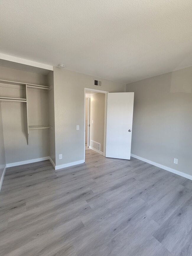 Building Photo - Peppertree Ventura Upper level 2+1 Condo w/ garage $2600