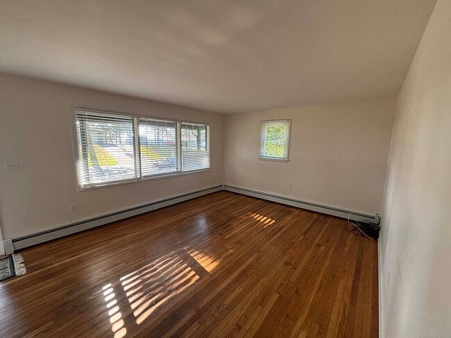 Building Photo - 42 Briarwood Dr