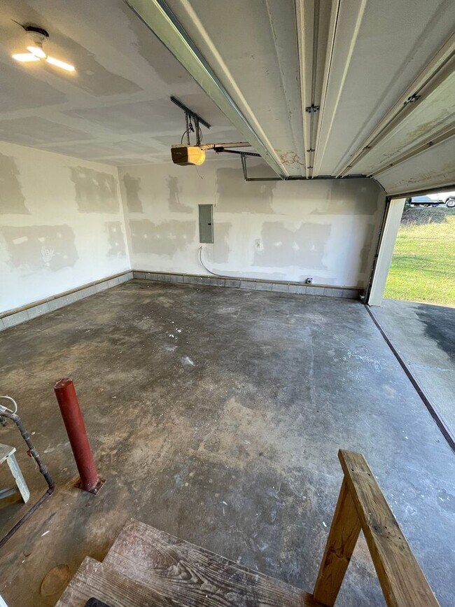Building Photo - 122 Saddlecreek