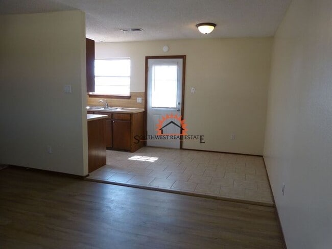 Building Photo - Spacious 2 bedrooms 1 bathroom Apartment.