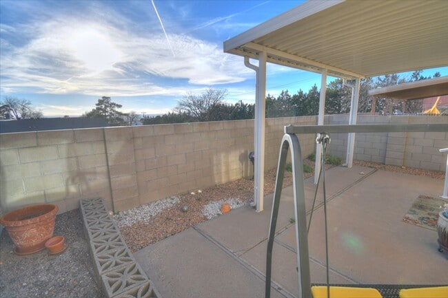 Building Photo - NE Heights Town Home