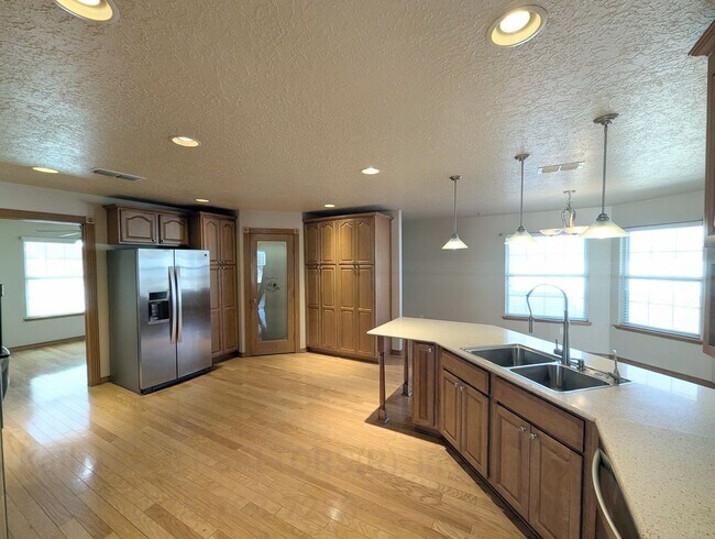 Building Photo - Luxurious Relaxation in Raintree