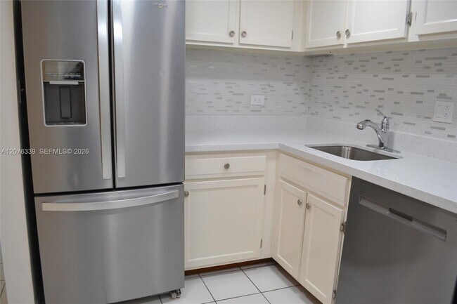 Building Photo - 3670 Inverrary Dr