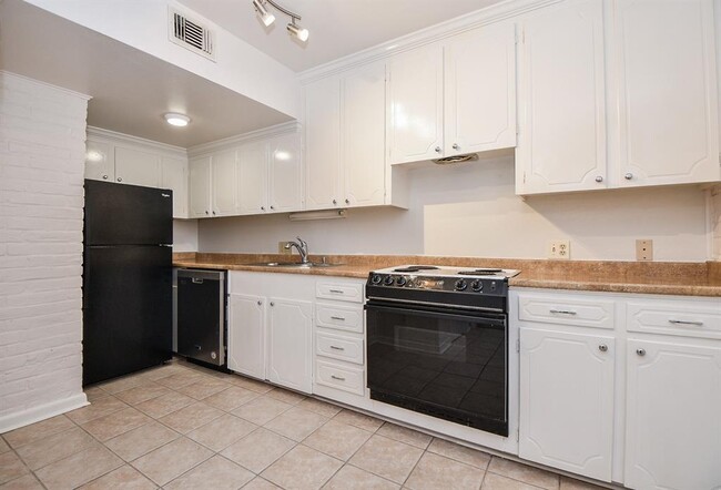 Building Photo - 2824 Briarhurst Dr