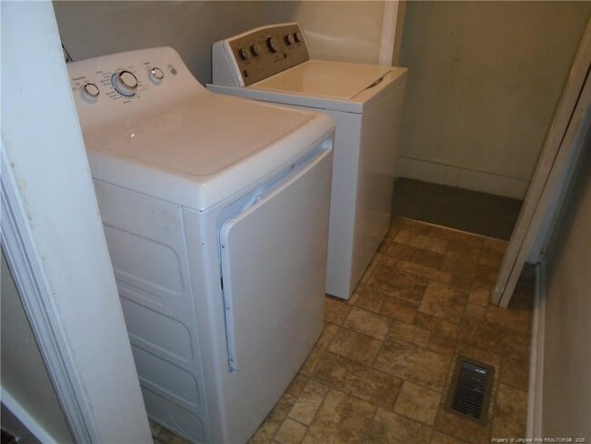 Building Photo - 3503 Farm Circle Rd