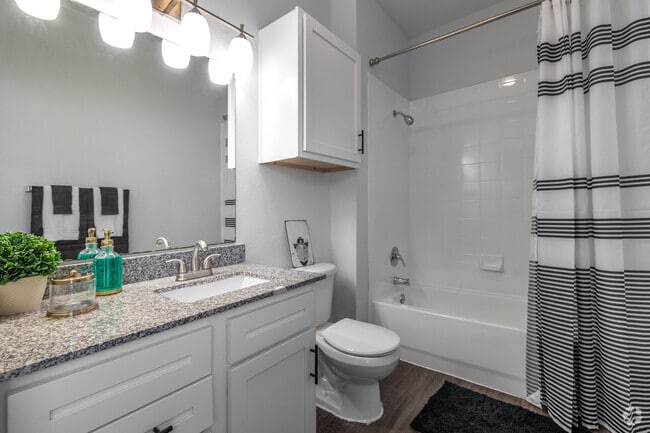 3BR, 3BA - 1,182SF - 1st Bathroom - Villagio
