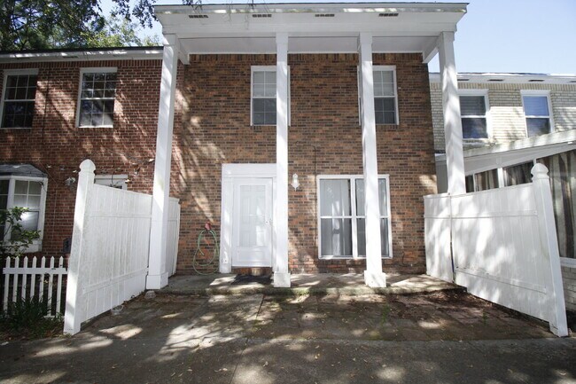 Building Photo - 2-Bedroom Waterfront Townhouse with Community Pool – Available 11/26