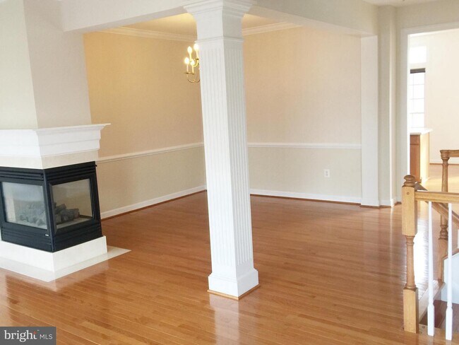 Building Photo - 921 Highland Ridge Ave