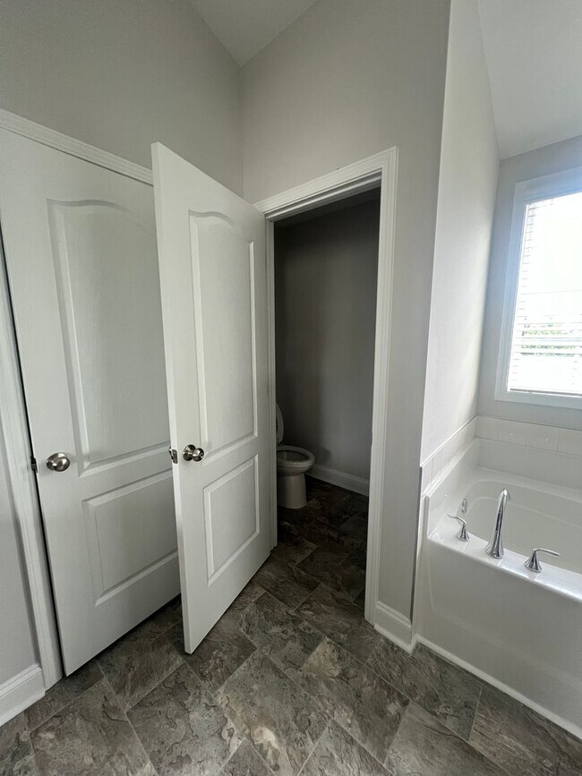 Building Photo - Stunning 4BR 3BA Home in Colfax