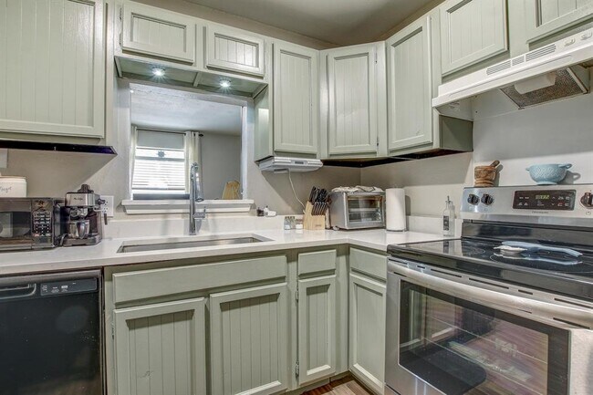 Building Photo - 1624 Aquarena Springs Dr