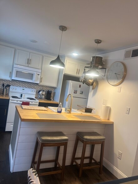 Kitchen - 4115 Little River Rd