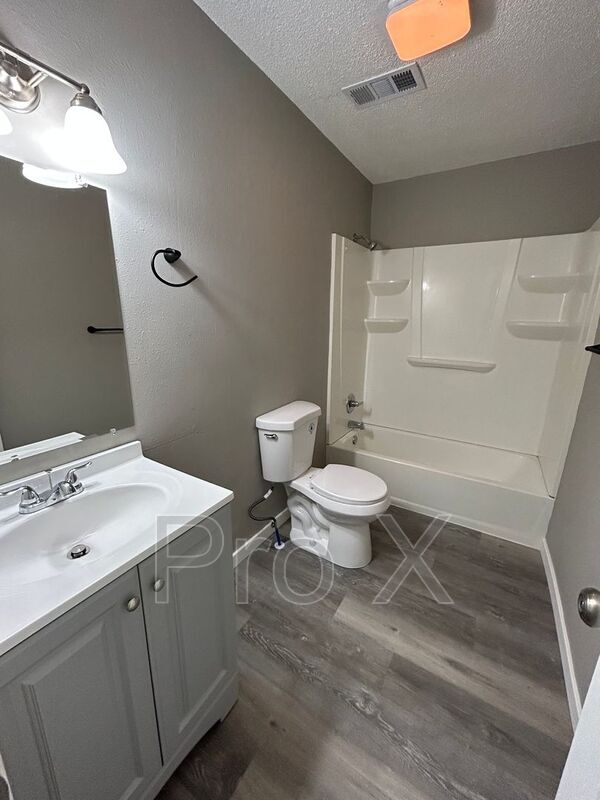 Building Photo - 516 E Park St