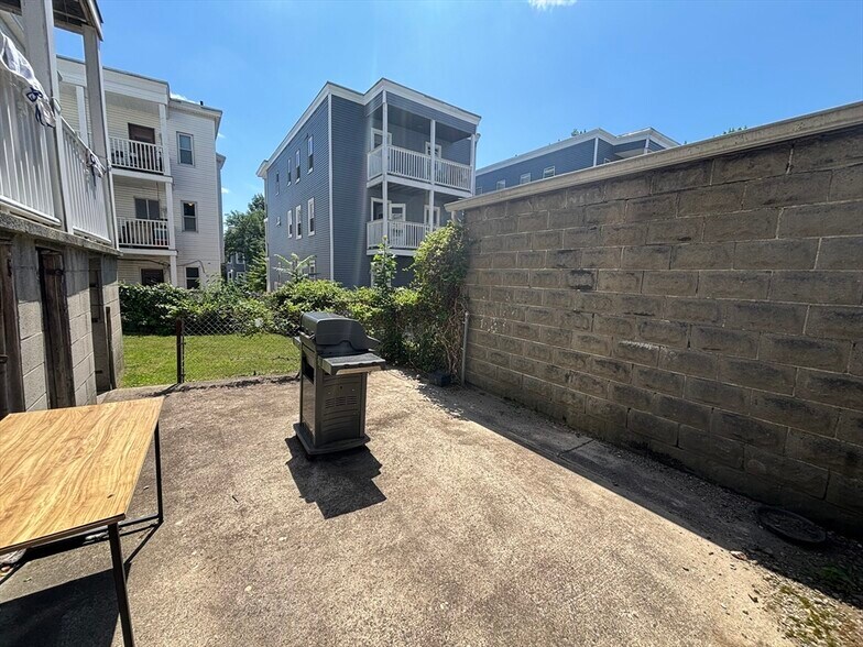 Building Photo - 14 Belknap St