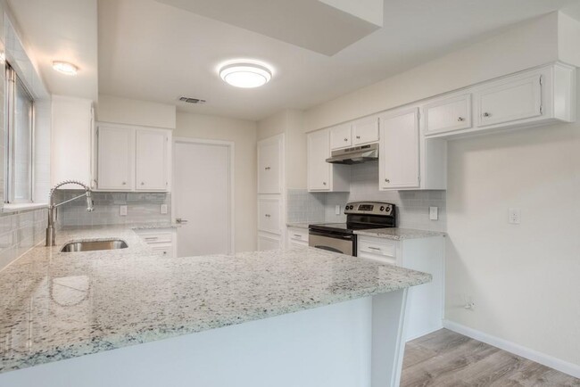 Building Photo - 2503 Versailles Dr