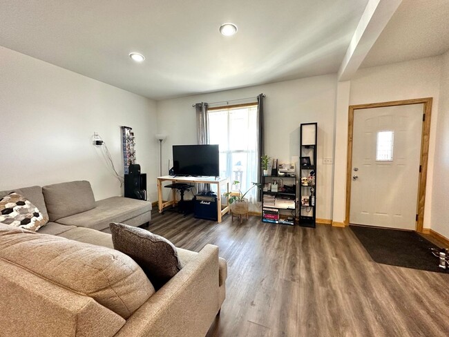 Building Photo - AVAILABLE JUNE/JULY - Remodeled 3 Bed 1.5 ...