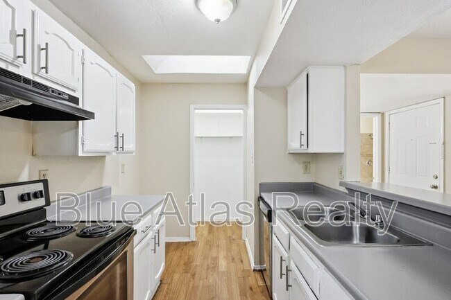 Building Photo - 3048 Navarro Ln