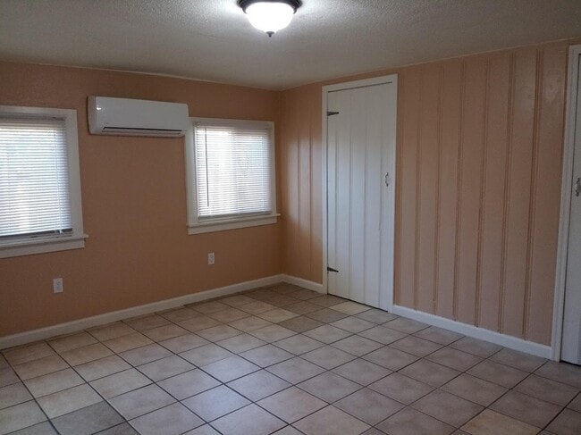 Building Photo - Cute 1 Bedroom in Great Location