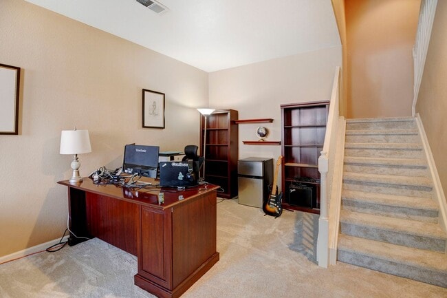 Building Photo - Beautiful luxury townhome style condominiu...