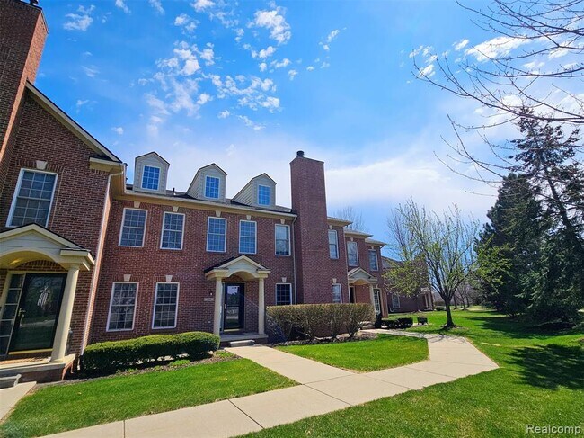 Building Photo - 264 Village Way S