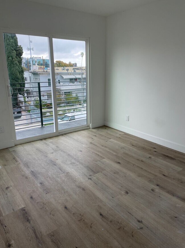 Building Photo - REST OF NOVEMBER FREE! Spacious 4 Bedroom ...