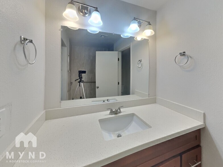 Building Photo - 1426 W 7th Ave