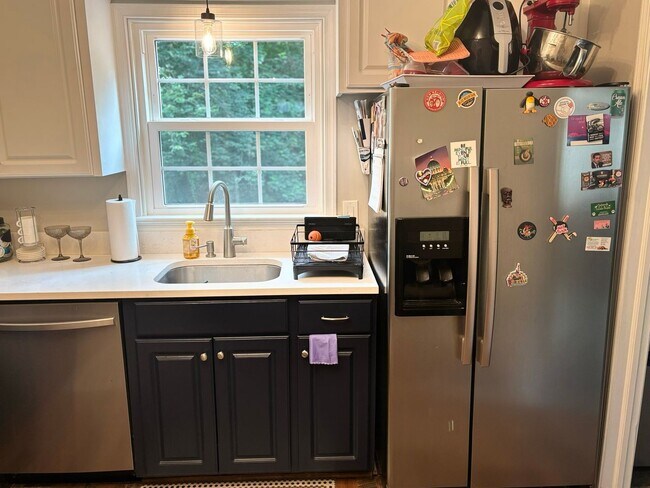 Building Photo - Close to Stonefield Shopping, UVA and walk...