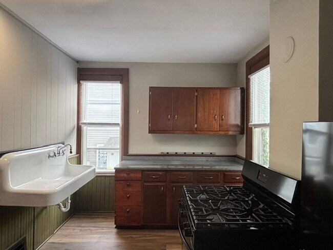 Building Photo - 375 Erie St