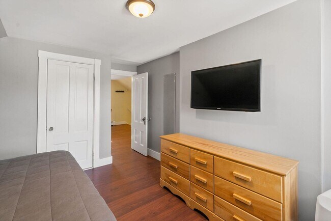 Building Photo - 109 Woodford St