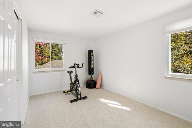 Building Photo - 1527 Hiddenbrook Dr