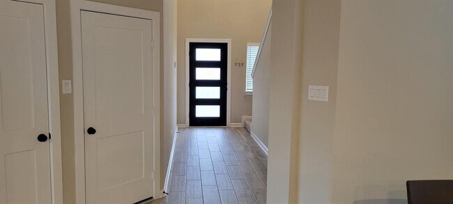 Building Photo - 405 Rise Ln
