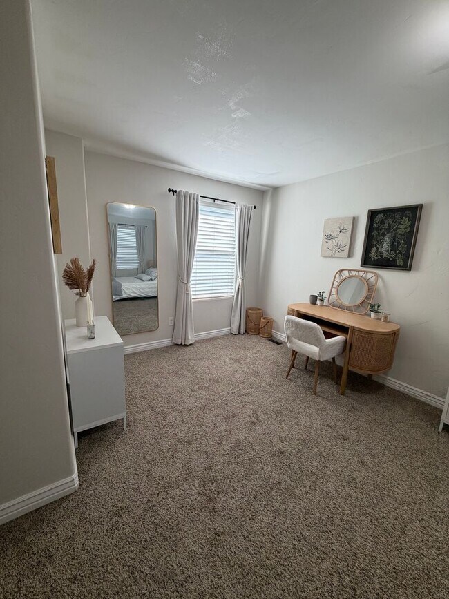 Building Photo - 4481 Iron Mountain Dr