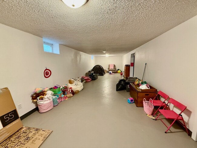 Building Photo - 933 Greenfield Ave