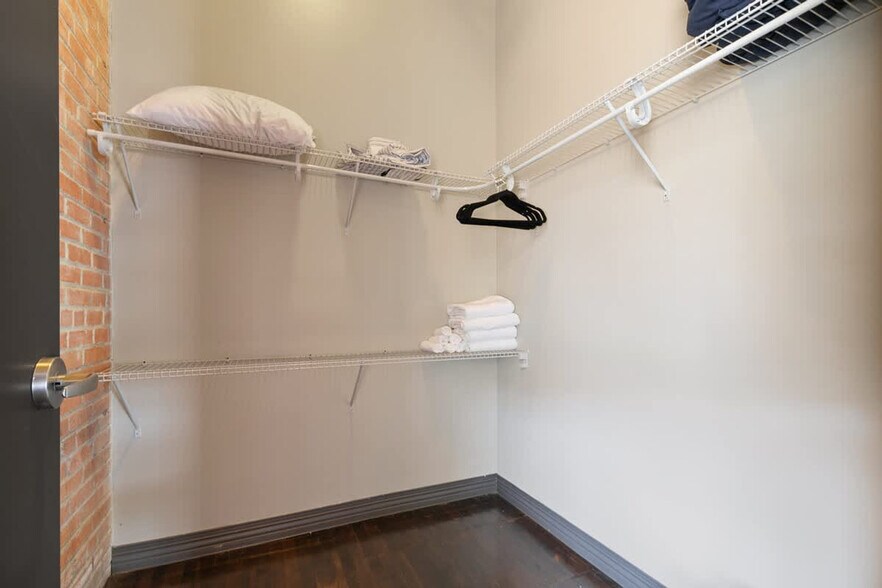 Building Photo - 500 S Ervay St