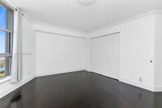 Building Photo - 3500 Mystic Pointe Dr