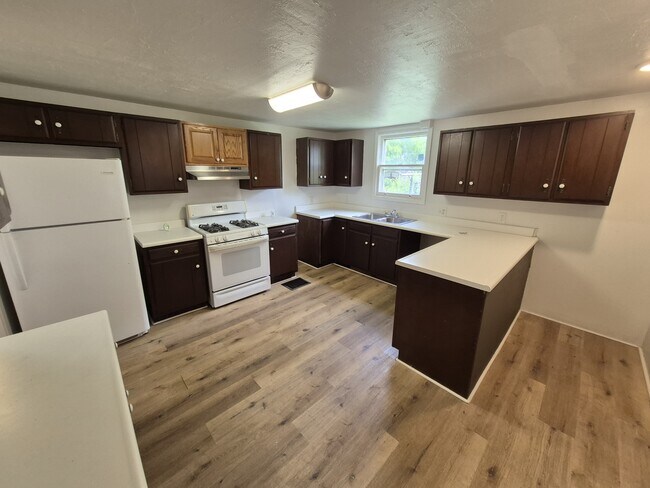 Building Photo - 526 Corwin St