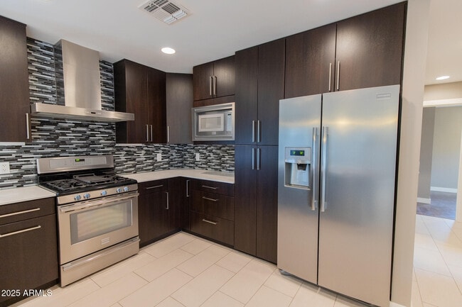 Building Photo - 803 E Palmaire Ave