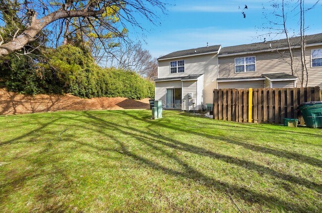 Building Photo - 2 Bedroom End Unit Townhome in University Heights!