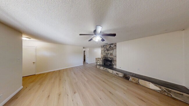 Building Photo - 34840 Iris Ln