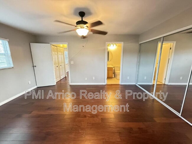 Building Photo - 2202 Clubhouse Dr