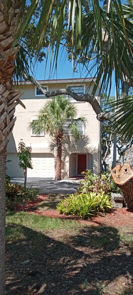 Building Photo - 812 E Gulf Blvd