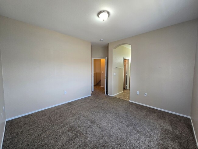 Building Photo - A Fabulous 3 Bedroom Townhouse close to NA...