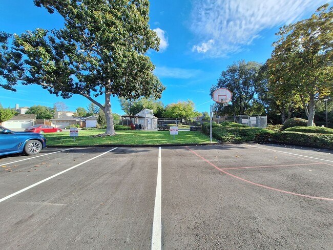 Building Photo - Beautiful 2bd Single Story House With Gate...