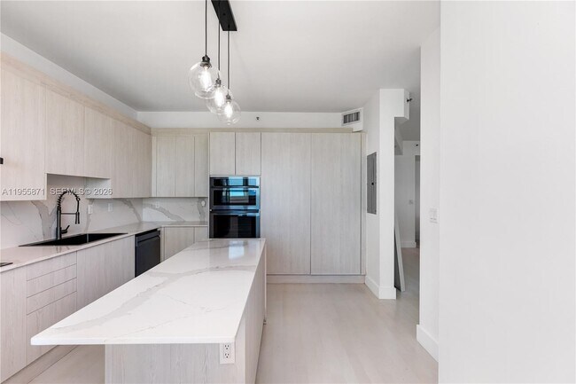 Building Photo - 300 South Pointe Dr