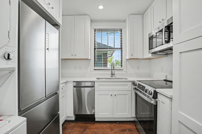 Building Photo - 620 E 48th St