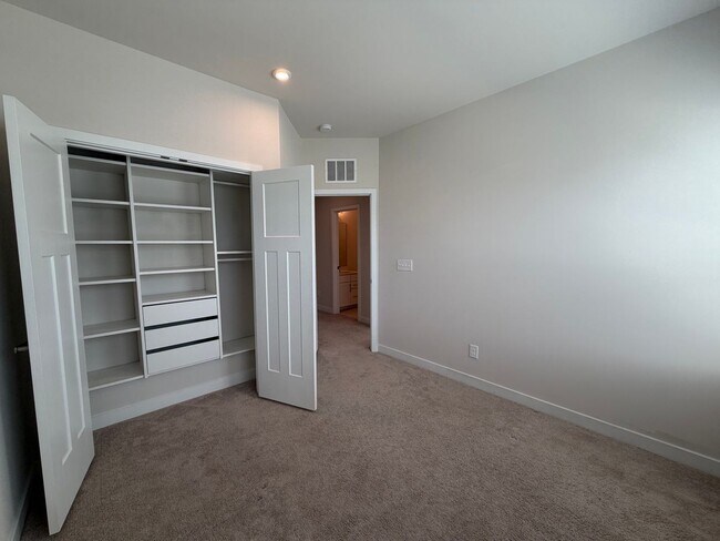 Building Photo - 921 Portrush Ln