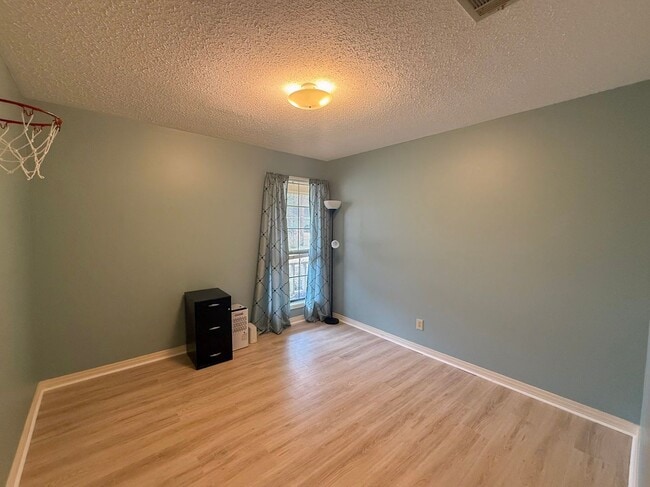 Building Photo - Make this move-in ready 3-bedroom, 2-bath home your own!