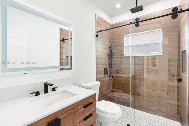 Building Photo - 2413 N Greenway Dr