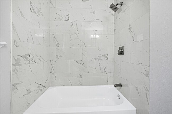 Building Photo - 7410 Woodoak Dr