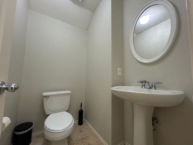 Building Photo - Beautiful 2 bedroom 1.5 bath townhome