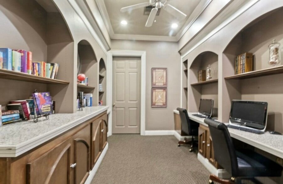 Study room with complementary computers and Wifi - 10961 Burnt Mill Rd